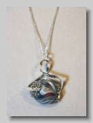 Gedrehter Anhänger mit marmorierter Perle Detail 814 (IMG_0311_02)